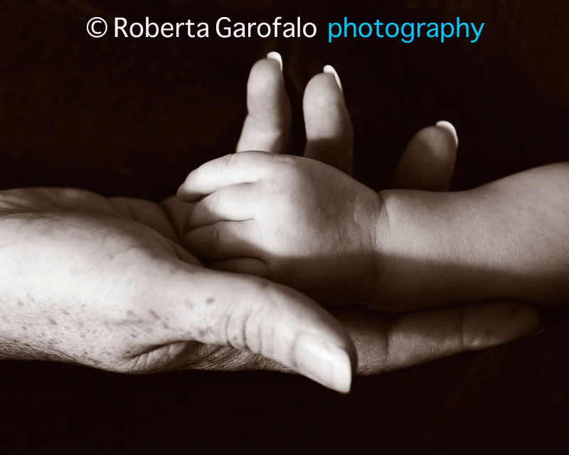 Fotografia di mani di nonno e nipote