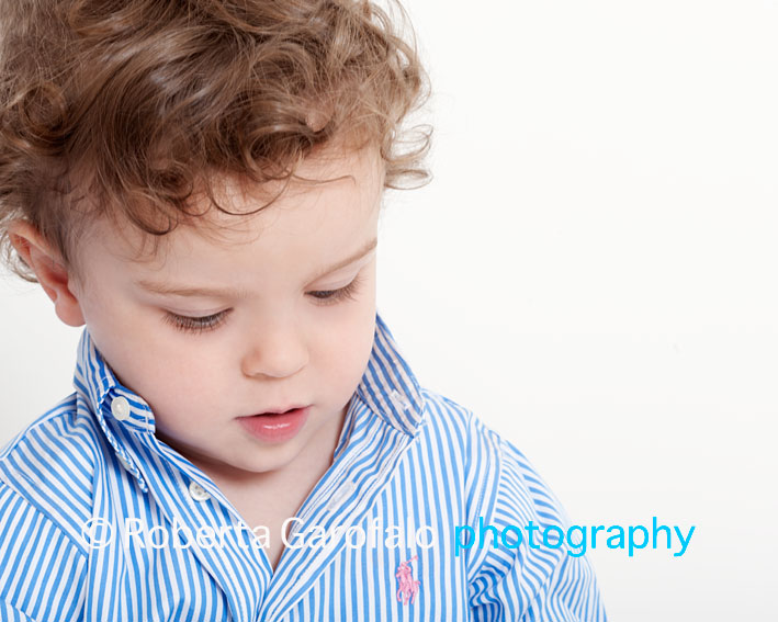 Fotografia di bambino con sguardo pensieroso