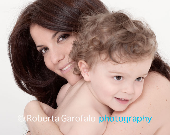 Fotografia di bambino che abbraccia la mamma