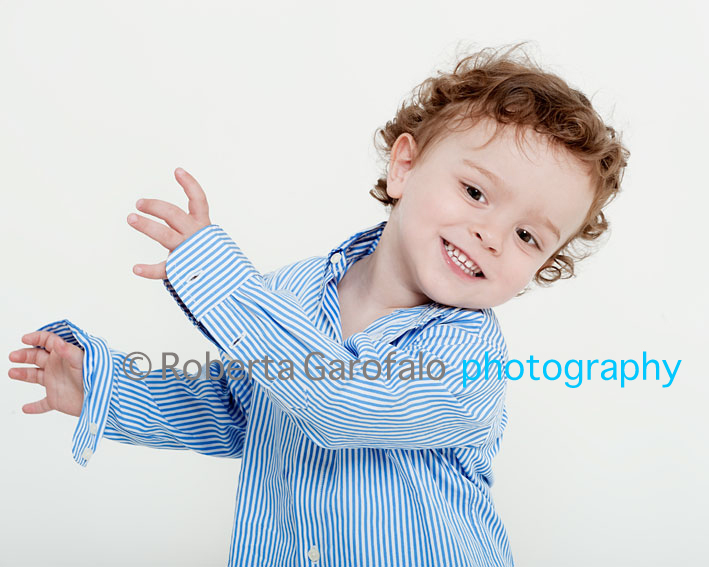 Fotografia di bambino che sorride con camicia a righe