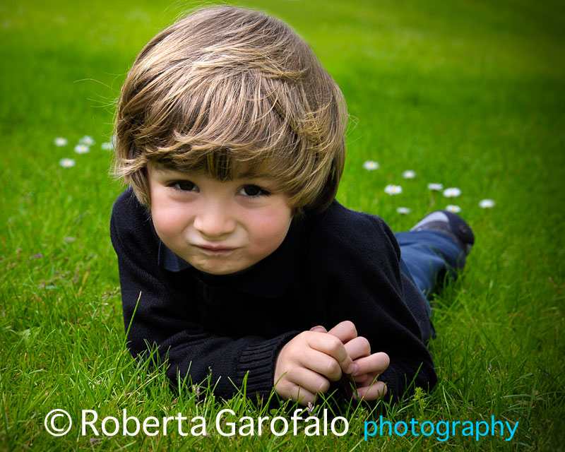 Fotografia di bambino sul prato