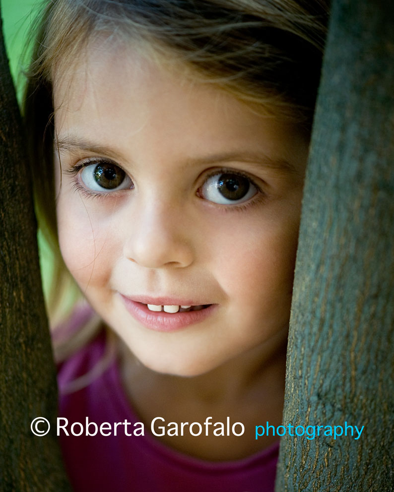 Fotografia di bambina tra gli alberi