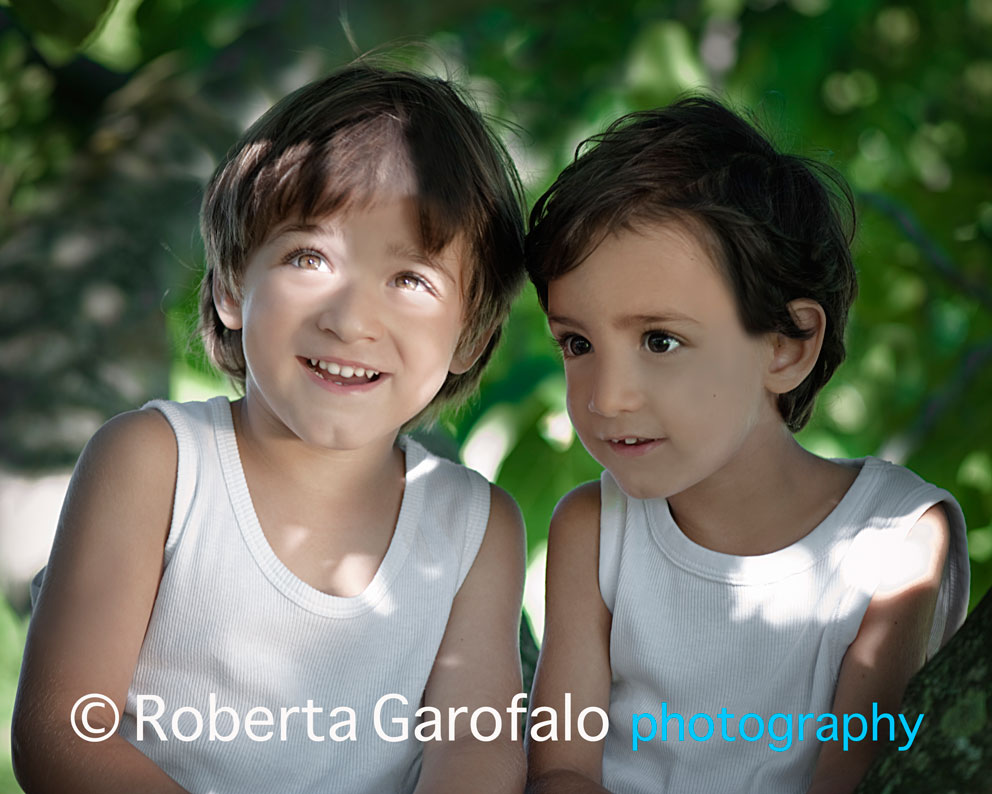 Fotografia di fratelli al parco