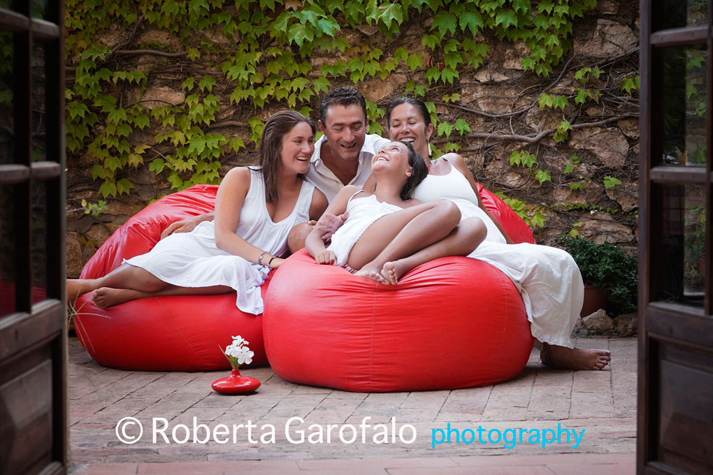 Fotografia di famiglia su cuscini rossi