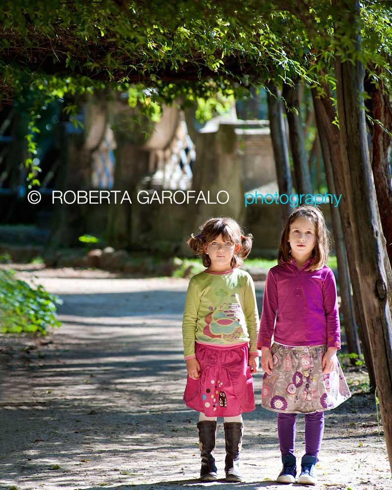 Fotografia di due bambine all'aperto