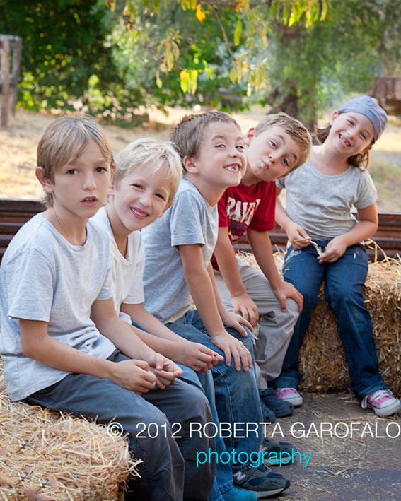 Bambini tra i vigneti che ridono