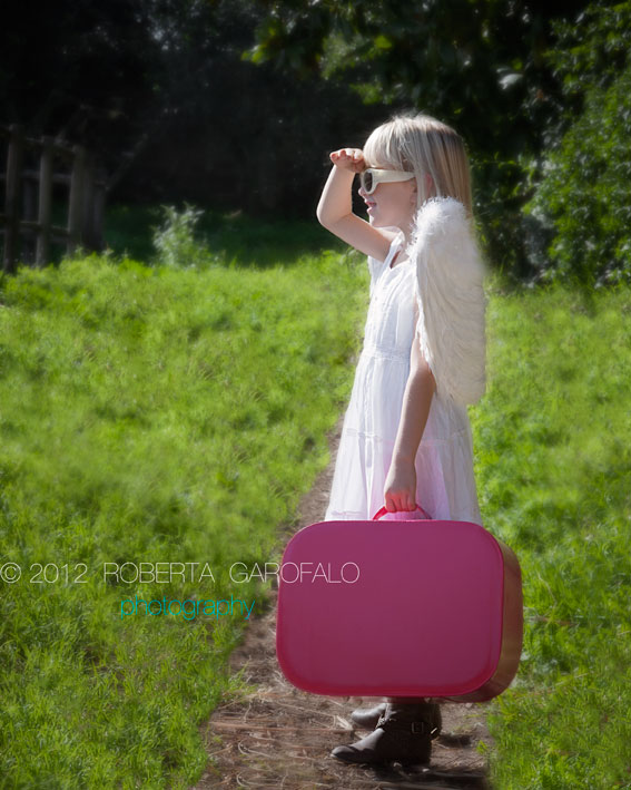Fotografia di bambina con valigia - Ritratto ambientato