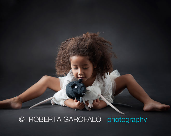 Fotografia di bambina che abbraccia i peluche