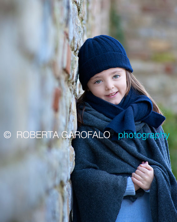 Foto bambina con outfit invernale