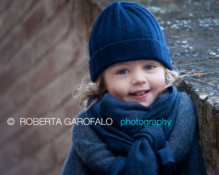 Foto bambina con sciarpa e cappello
