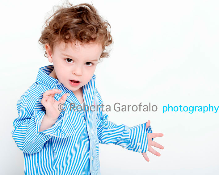 Sessione fotografica per bambini, Roma. Foto di bambino con camicia. Roberta Garofalo, Fotografo professionista di Maternità, Neonati, Bambini e Famiglie, Roma
