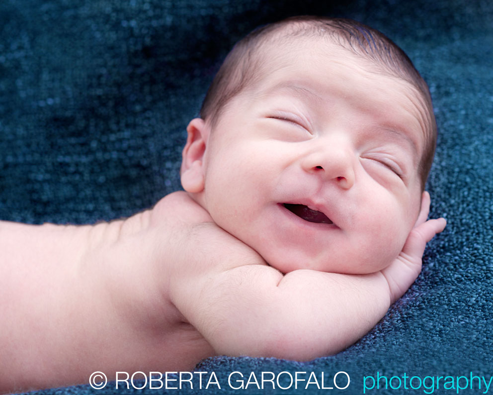Sessione fotografica di ritratto per neonati, Roma. Foto di neonato che sorride. Roberta Garofalo, Fotografo professionista di Maternità, Neonati, Bambini e Famiglie, Roma