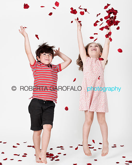 Sessione fotografica per bambini, Roma. Foto di bambini con coriandoli rossi. Roberta Garofalo, Fotografo professionista di Maternità, Neonati, Bambini e Famiglie, Roma