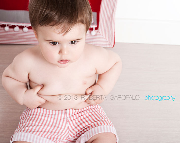 Sessione fotografica bambino, Roma. Fotografia bambino con pantaloni a righe. Roberta Garofalo, Fotografo professionista di Maternità, Neonati, Bambini e Famiglie, Roma