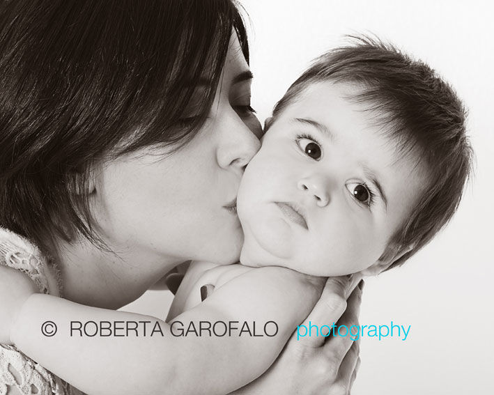 Sessione fotografica bambino, Roma. Fotografia bambino e mamma in bianco e nero. Roberta Garofalo, Fotografo professionista di Maternità, Neonati, Bambini e Famiglie, Roma