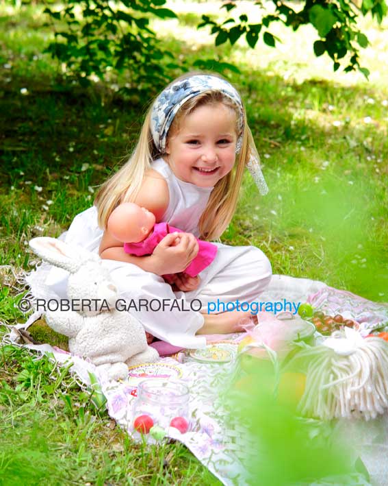 Sessione fotografica all'aperto, Roma. Foto bambina seduta sul prato. Roberta Garofalo, Fotografo professionista di Maternità, Neonati, Bambini e Famiglie, Roma