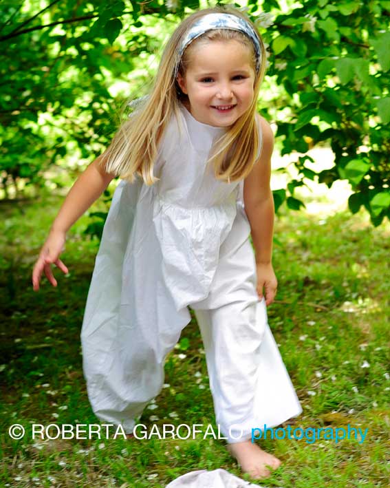 Sessione fotografica all'aperto, Roma. Foto bambina a piedi scalzi sull'erba. Roberta Garofalo, Fotografo professionista di Maternità, Neonati, Bambini e Famiglie, Roma
