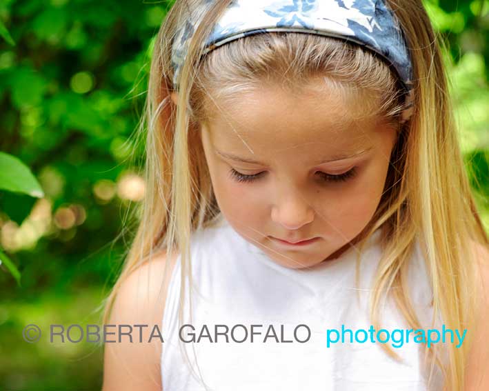 Sessione fotografica all'aperto, Roma. Foto bambina all'aperto durante un pic-nic. Roberta Garofalo, Fotografo professionista di Maternità, Neonati, Bambini e Famiglie, Roma
