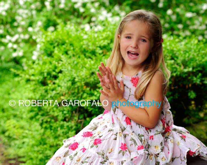 Sessione fotografica all'aperto, Roma. Foto bambina all'aperto durante un pic-nic. Roberta Garofalo, Fotografo professionista di Maternità, Neonati, Bambini e Famiglie, Roma