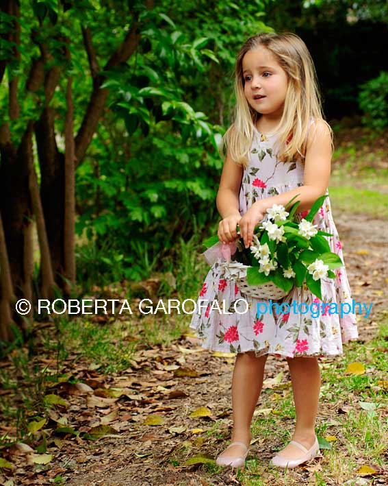 Sessione fotografica all'aperto, Roma. Foto bambina con cesto di fiori. Roberta Garofalo, Fotografo professionista di Maternità, Neonati, Bambini e Famiglie, Roma
