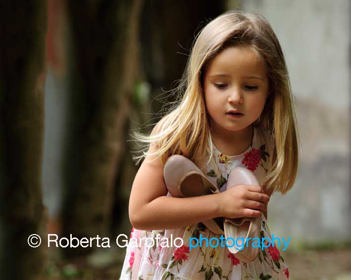 Sessione fotografica all'aperto, Roma. Foto bambina all'aperto durante un pic-nic. Roberta Garofalo, Fotografo professionista di Maternità, Neonati, Bambini e Famiglie, Roma