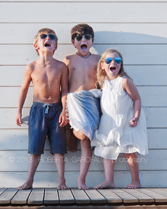 Sessione fotografica estiva in spiaggia per bambini. Fotografia bambini al mare che urlano. Roberta Garofalo, Fotografo professionista di Maternità, Neonati, Bambini e Famiglie, Roma Sessione fotografica estiva in spiaggia per bambini. Fotografia bambini al mare che urlano. Roberta Garofalo, Fotografo professionista di Maternità, Neonati, Bambini e Famiglie, Roma