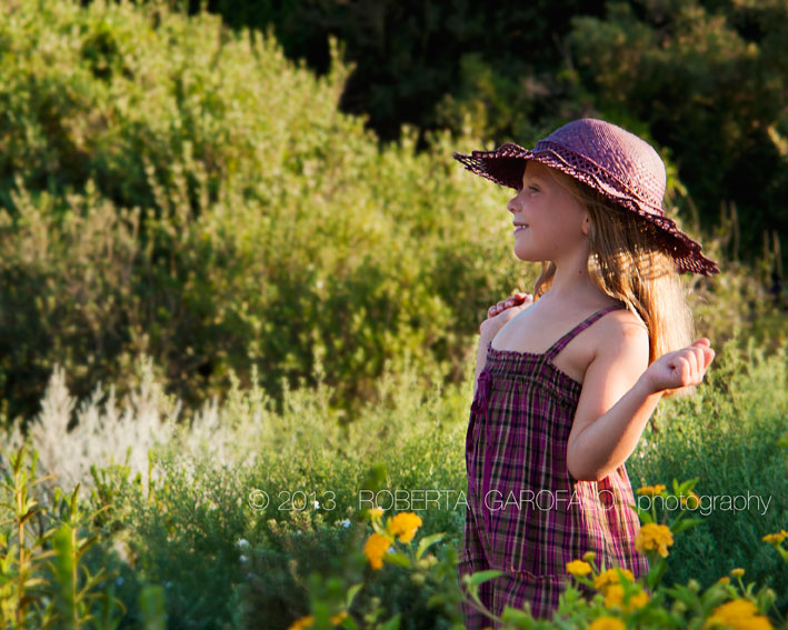 Sessione fotografica estiva per bambini. Fotografia bambina col cappello nel parco. Roberta Garofalo, Fotografo professionista di Maternità, Neonati, Bambini e Famiglie, Roma Sessione fotografica estiva per bambini. Fotografia bambina col cappello nel parco. Roberta Garofalo, Fotografo professionista di Maternità, Neonati, Bambini e Famiglie, Roma