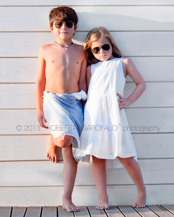 Sessione fotografica estiva in spiaggia per bambini. Fotografia bambini al mare in posa da divi. Roberta Garofalo, Fotografo professionista di Maternità, Neonati, Bambini e Famiglie, Roma Sessione fotografica estiva in spiaggia per bambini. Fotografia bambini al mare in posa da divi. Roberta Garofalo, Fotografo professionista di Maternità, Neonati, Bambini e Famiglie, Roma