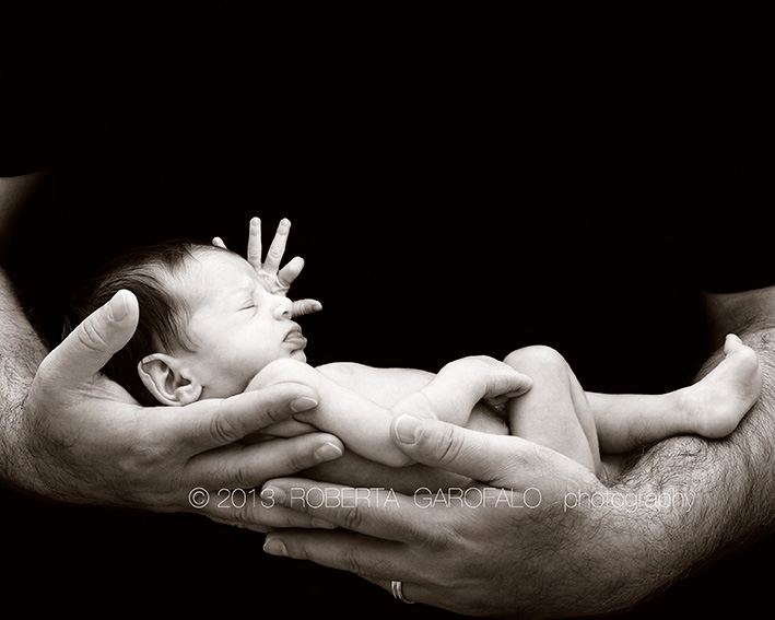 Foto neonato in bianco e nero. Roberta Garofalo, Fotografo professionista di Maternità, Neonati, Bambini e Famiglie, Roma